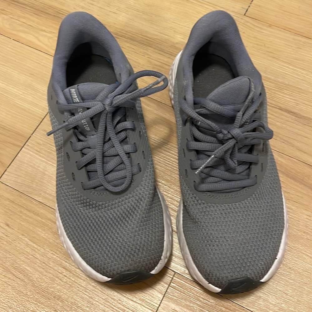 Used nike revolution shoes size 5.5